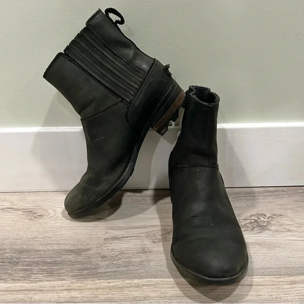 Sorel Lolla Soft Black Leather Chelsea Boots Slip On Ankle Bootie Size 7.5